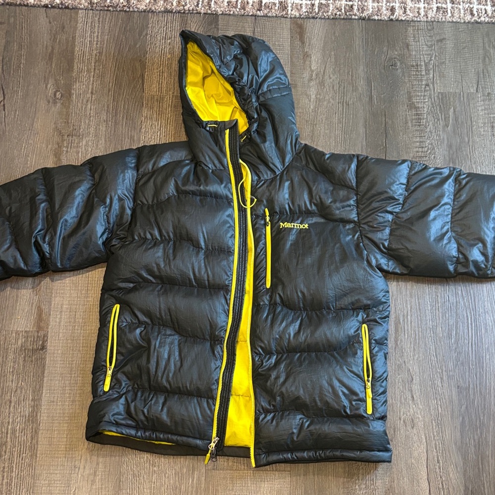 Marmot men’s ama dablam 800 fill Puffer Jacket in Black and Yellow